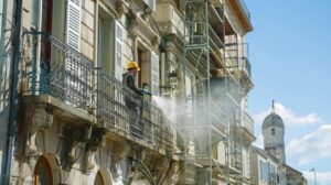 Pourquoi opter pour un professionnel pour le nettoyage de façade à la Rochelle ?